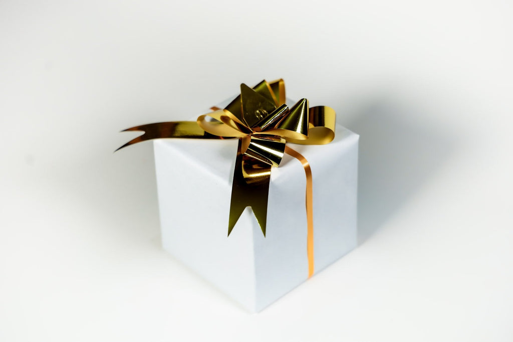 METALLIC GOLD BUTTERFLY PULL BOW